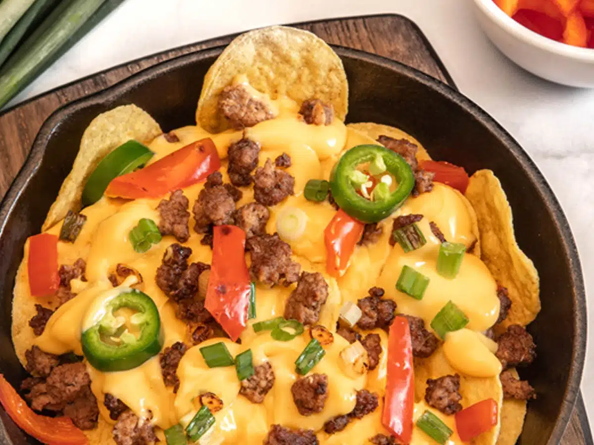 Tray of beef nachos with canned cheese sauce for a best canned cheese for nachos buying guide