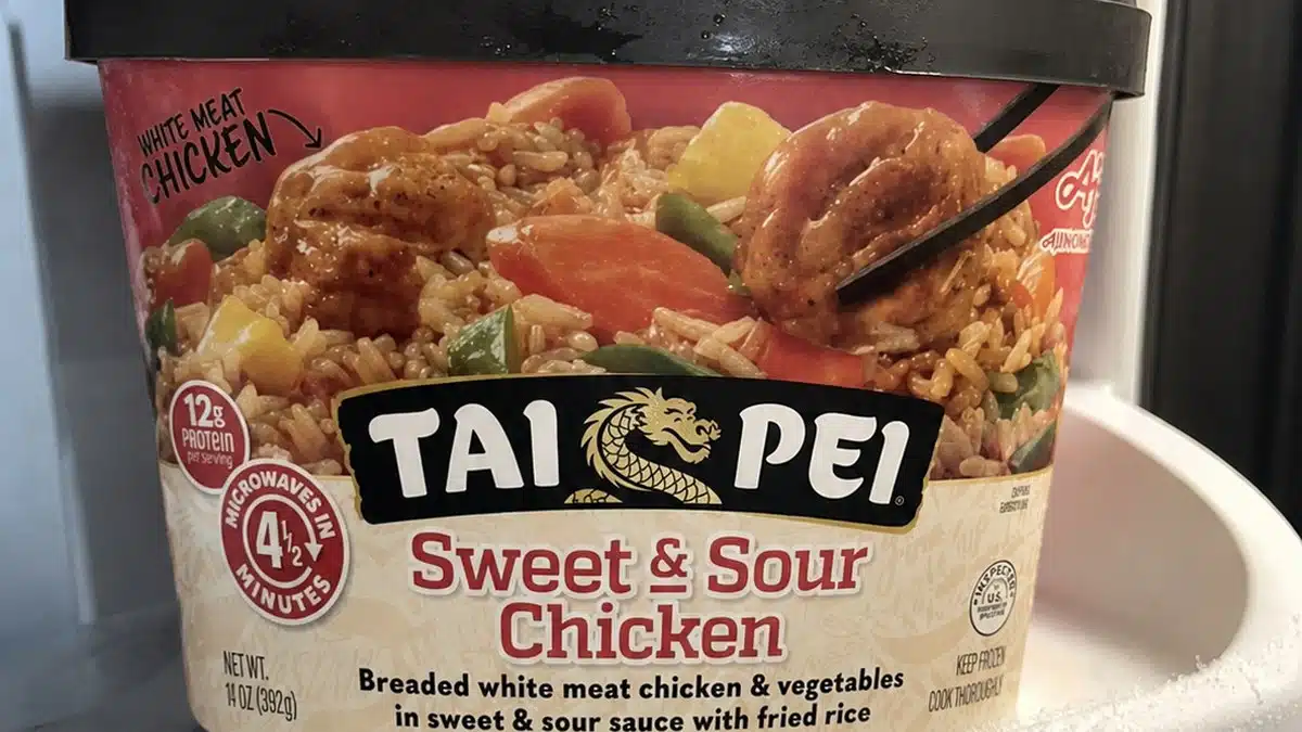 AI product-style photo of Tai Pei Sweet & Sour Chicken for best frozen chinese meals